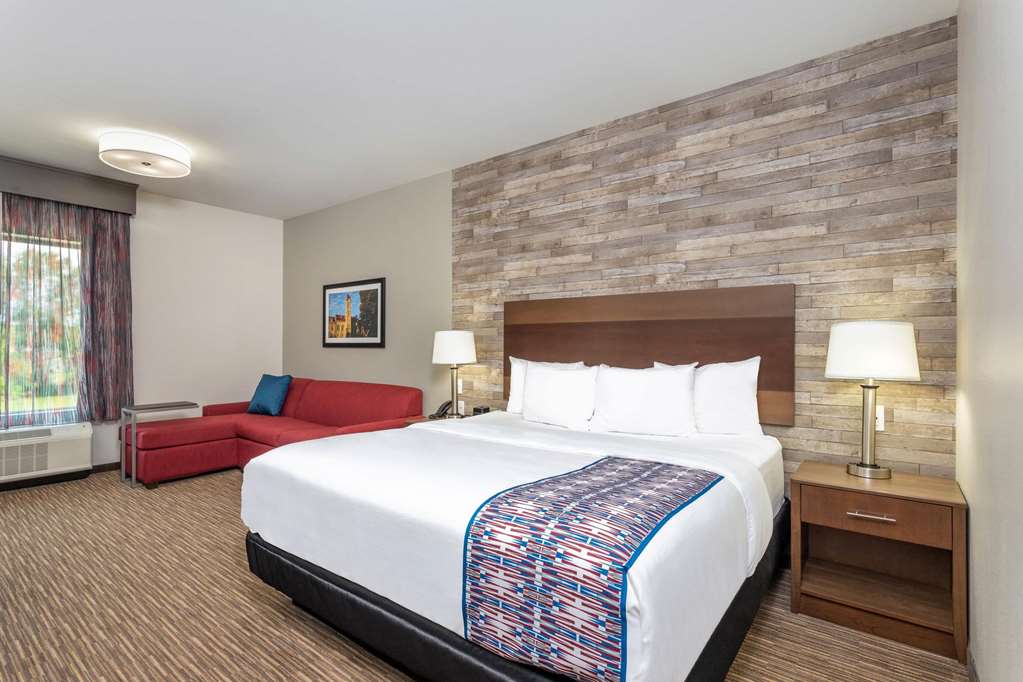 La Quinta Inn & Suites by Wyndham Bloomington - photo 4