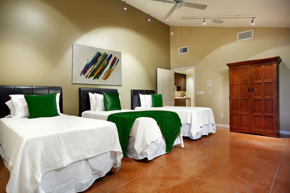 AZ Oasis Heated Pool & Spa Sport Court & Putting Greens Pool Table & Games Scottsdale - photo 6