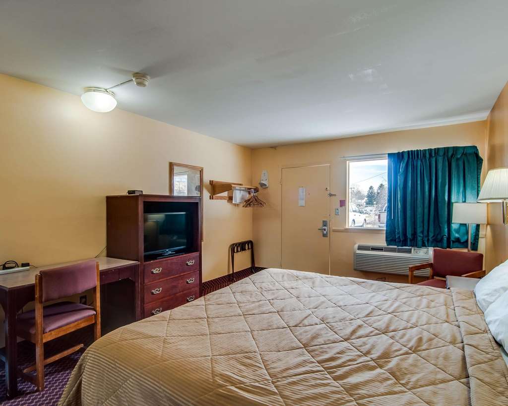 Econo Lodge Near Bluefield College - photo 8