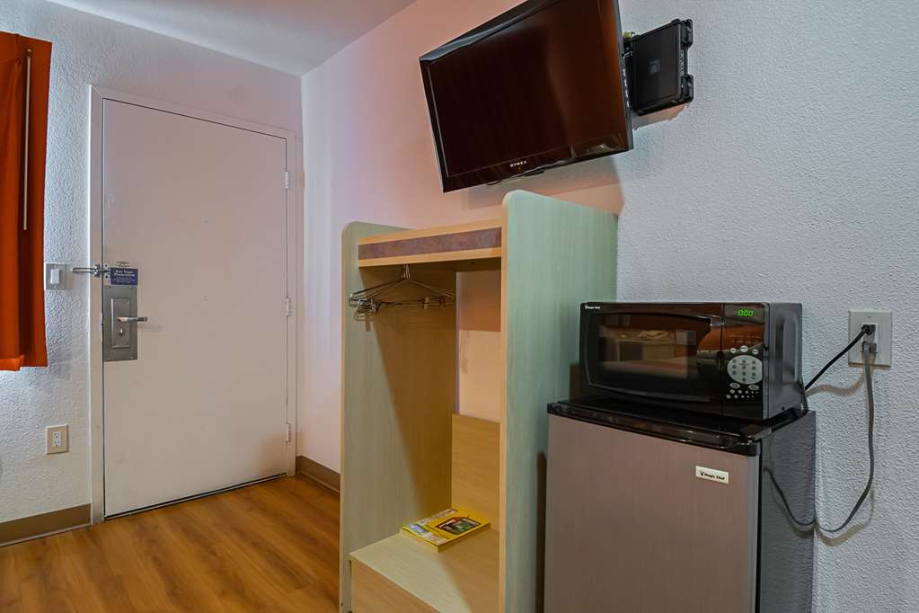 Motel 6 Lost Hills CA - photo 19