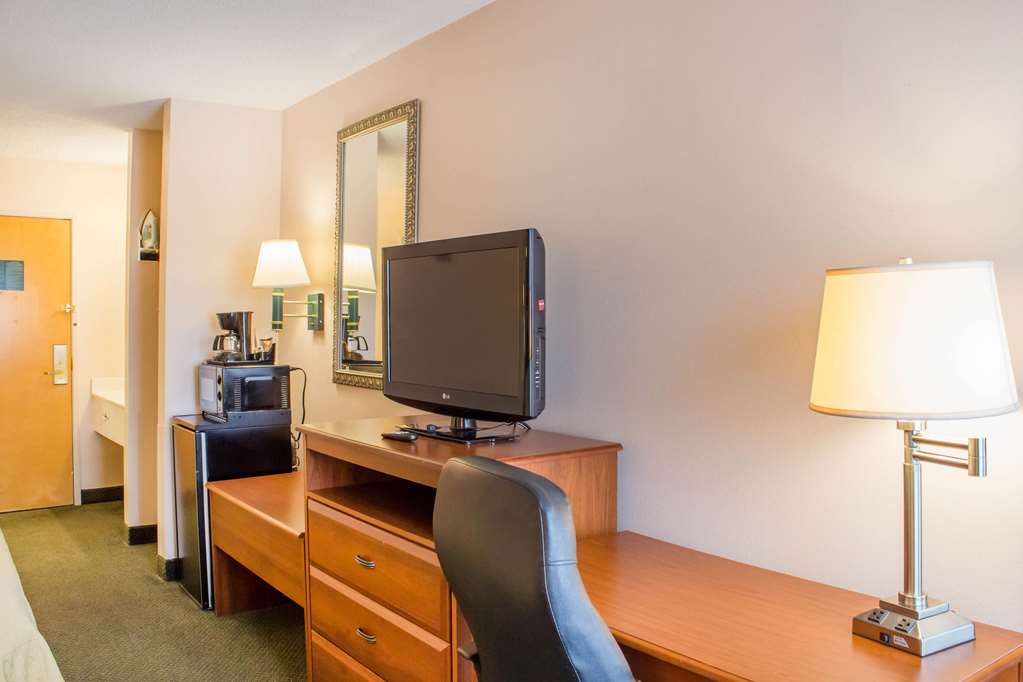 Econo Lodge Raleigh near Walnut Creek Amphitheatre - photo 21