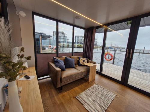Hausboot Fjord Cirrus Solarboot mit Biosauna in Wendtorf — hotel in Wendtorf