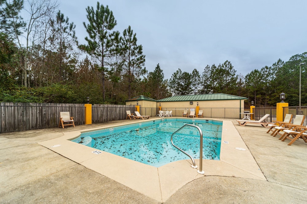 Days Inn by Wyndham Atmore - photo 32