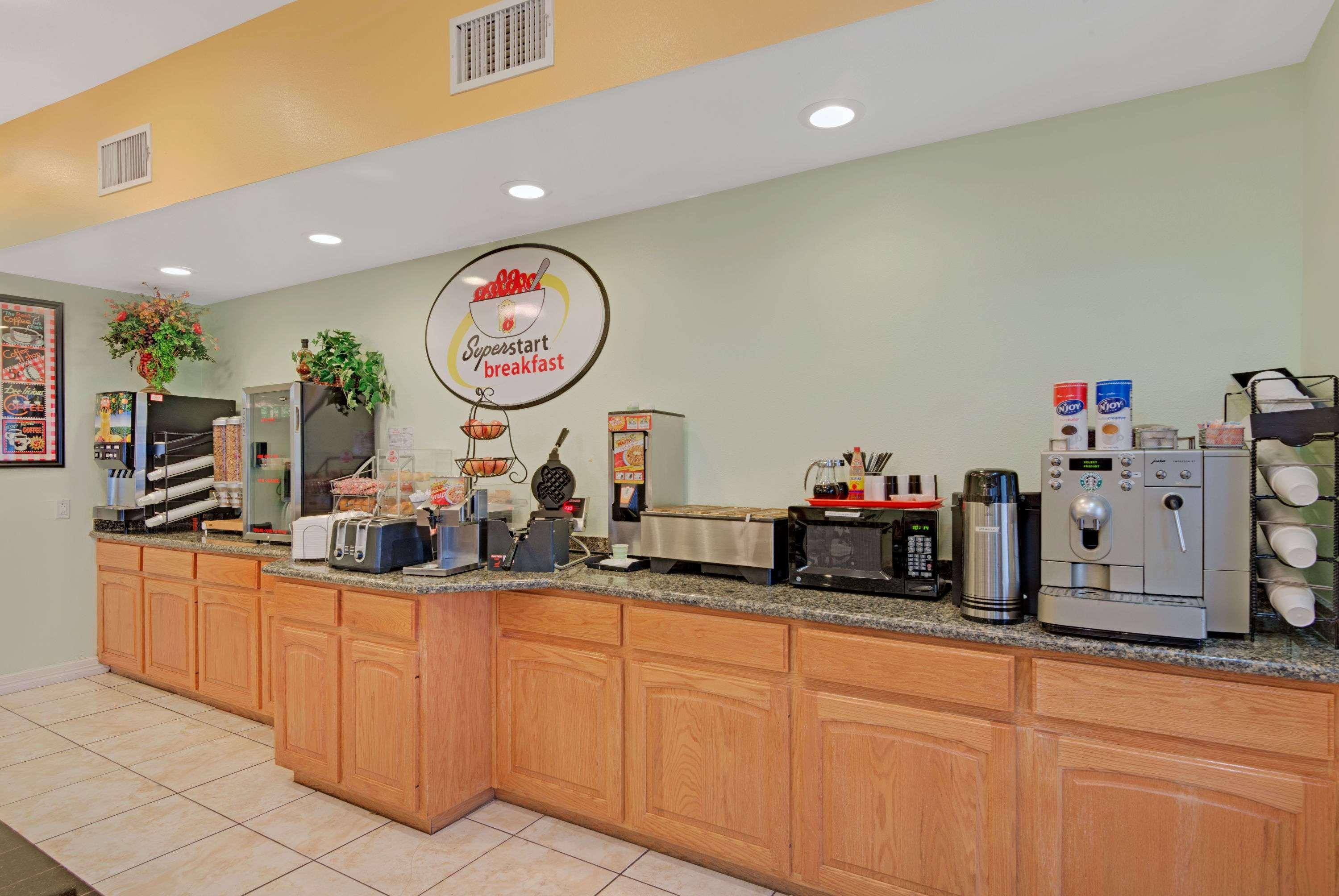 Super 8 By Wyndham Austin Airport North - photo 11