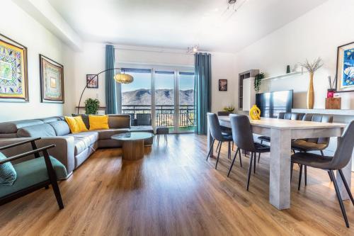 Silk & Sunset City And Lake View with Parking in Como, Italy