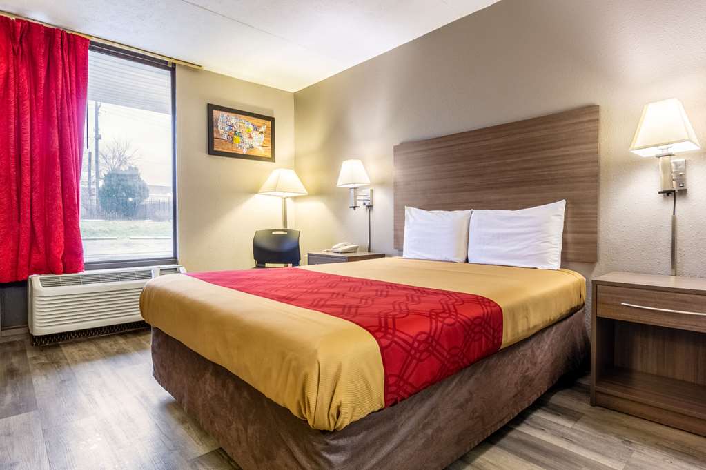 Econo Lodge Seymour - photo 9