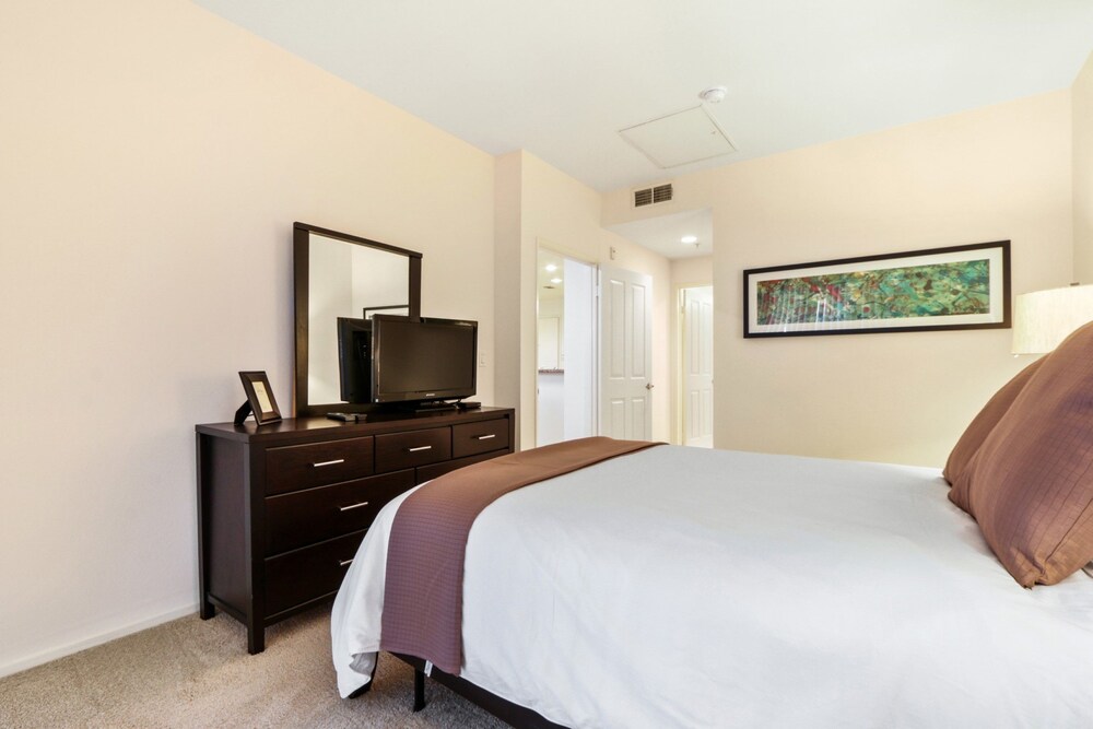Global Luxury Suites at The Village - photo 8