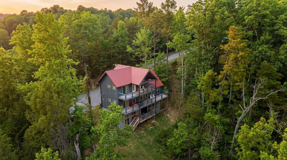 Escape to Elegance by Ghosal Luxury Lodging — 4-Star Luxury Hotel in Sevierville, United States