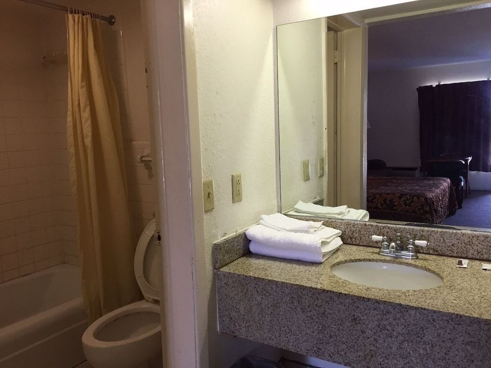 Ashburn Inn & RV Park - photo 5