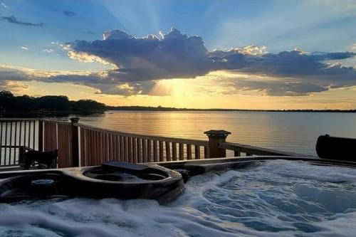 Lake Front Lake House Paradise — 4-Star Luxury Hotel in Pittsburg, United States