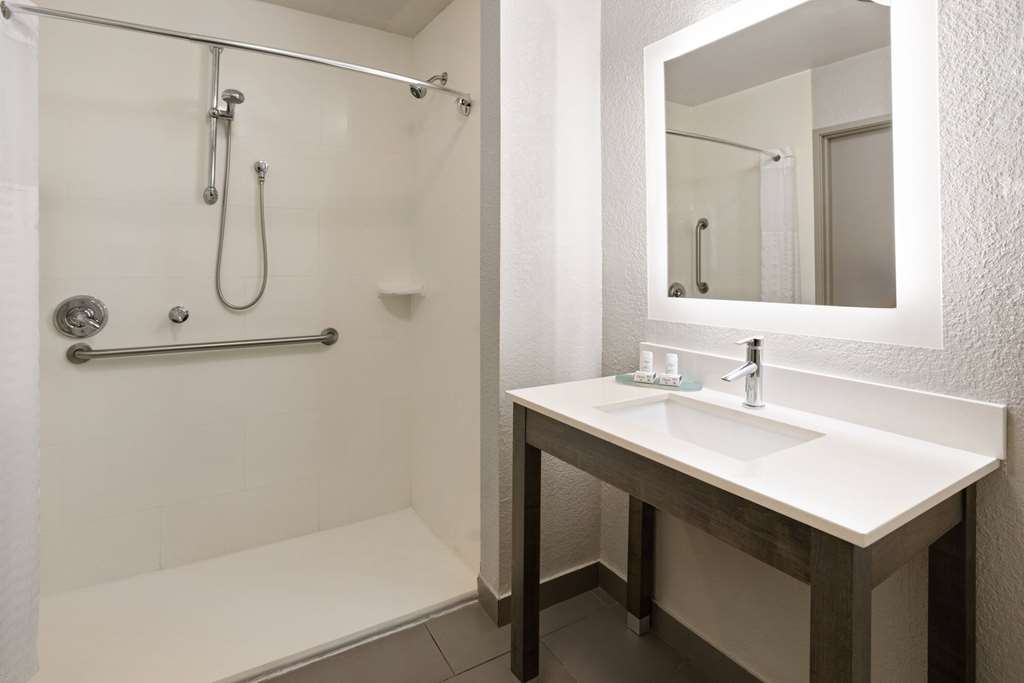 La Quinta Inn & Suites by Wyndham Atlanta Airport North - photo 24