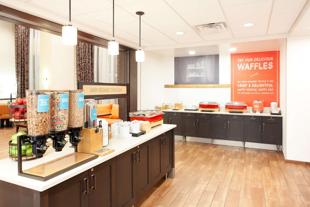 Hampton Inn & Suites Niles Warren - photo 41