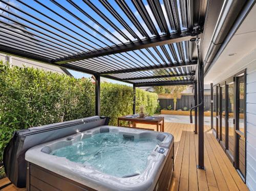 Aqua Vista Seaside Retreat in Tauranga, New Zealand