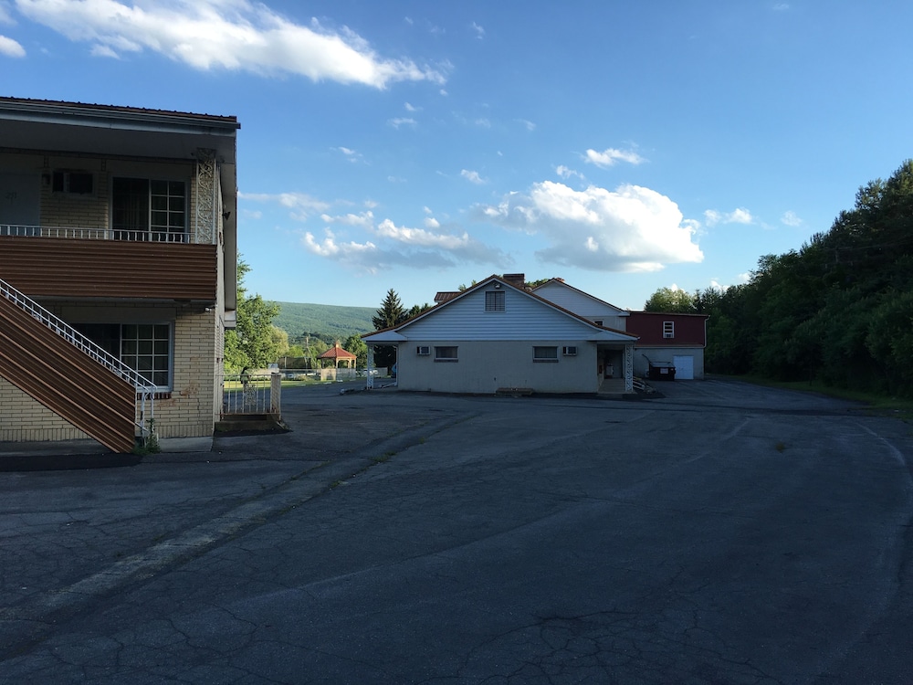 Relax Inn Altoona - photo 91