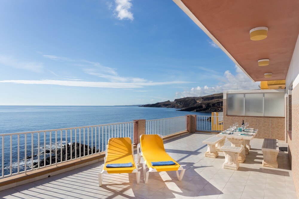 Coastal Dream with heated pool - carbon neutral hotel in Guimar