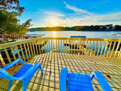 Hickory Haven Private Lakefront Home — 4-Star Luxury Hotel in Lake Ozark, United States