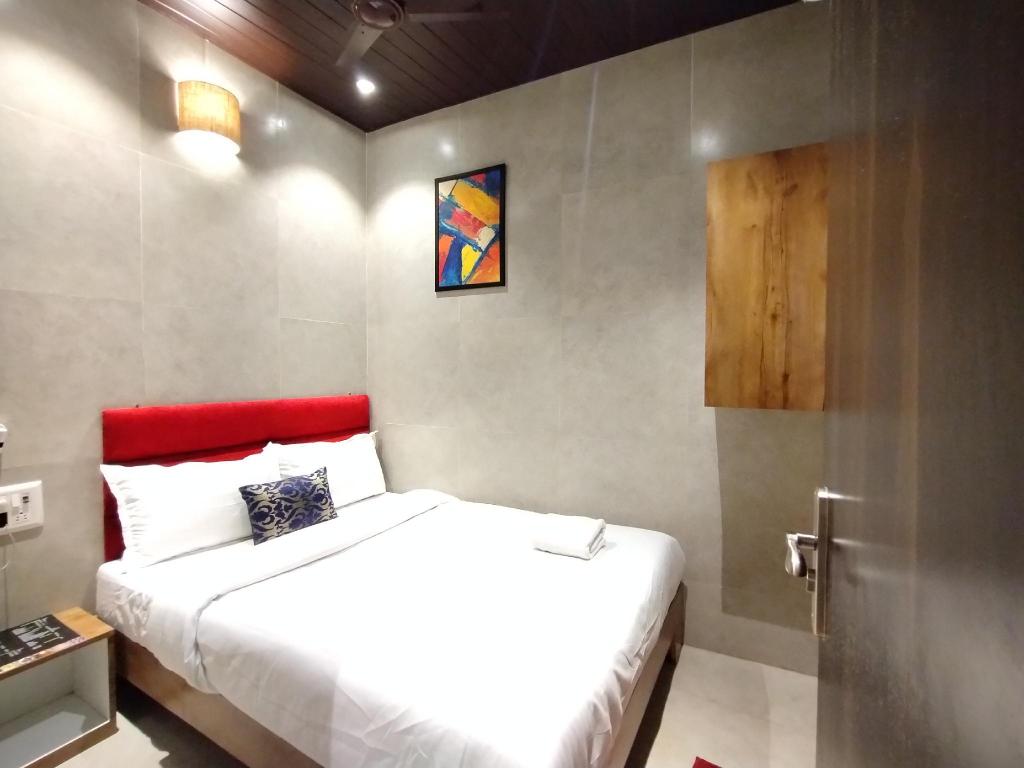 Hotel Eros Near Mumbai International Airport T2