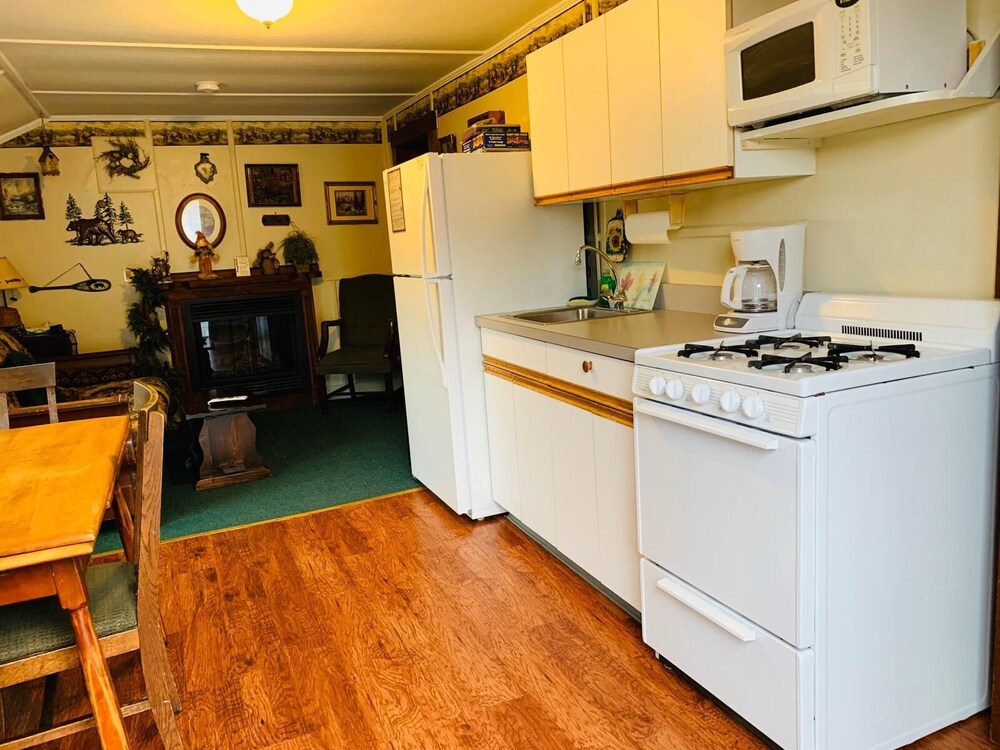Carroll Motel & Cottages - photo 29
