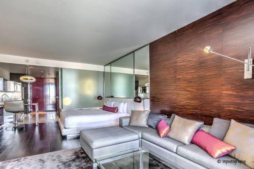 Gorgeous Strip View Studio at Palms Place 17