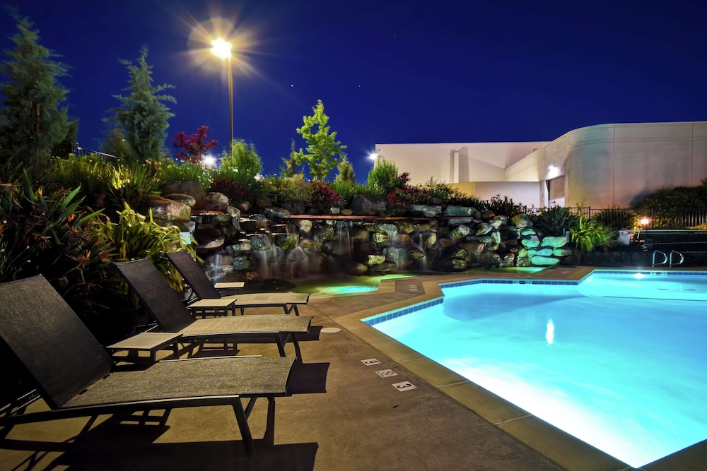 DoubleTree by Hilton Hotel Pleasanton at the Club - carbon neutral hotel in Pleasanton
