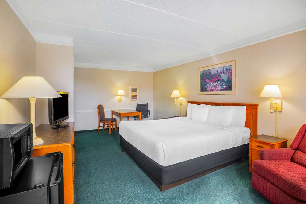 Super 8 by Wyndham Eagle Pass - photo 12