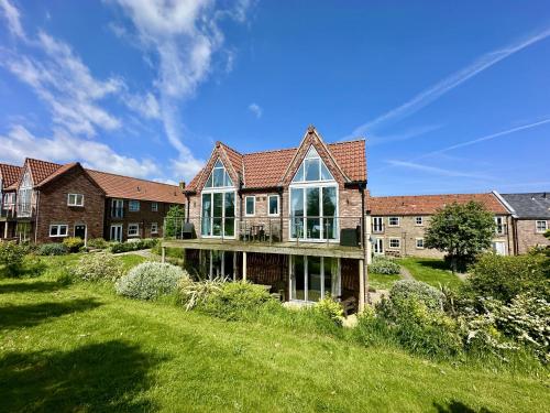 Oyster Cottage Part of the The Bay Filey Holiday Village with pool gym and direct beach access pub restaurant tennis and meadows walks — 4-Star Luxury Hotel in Filey, United Kingdom