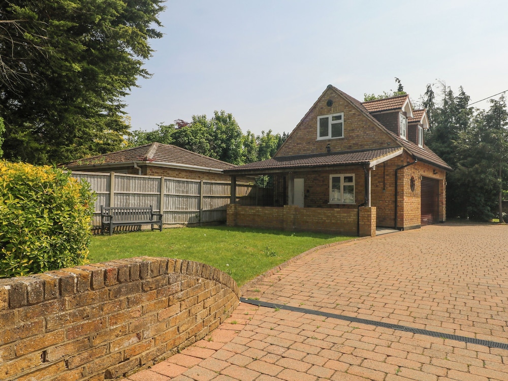 Thames Retreat — hotel in Staines
