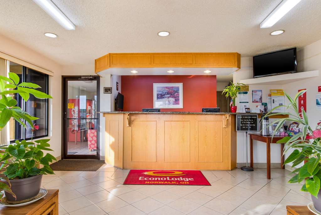 Econo Lodge Norwalk - photo 9