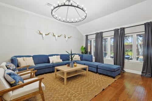 5BD 2BA w Backyard Oasis Pool Jacuzzi Firepit — Corinth — photo 5