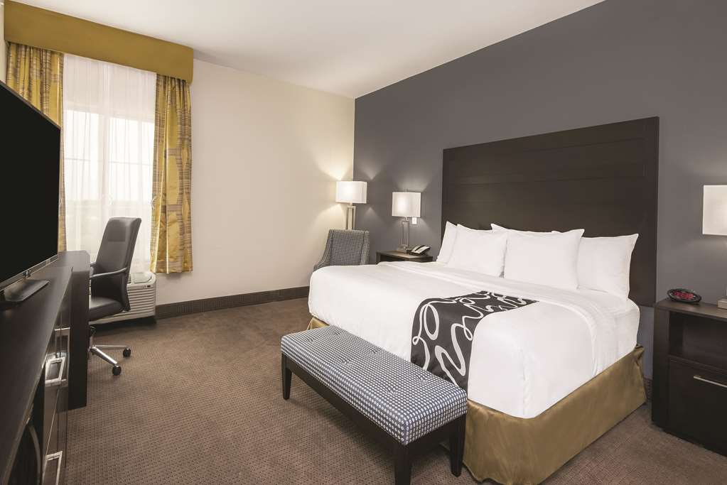 La Quinta Inn & Suites by Wyndham Karnes City Kenedy - photo 25