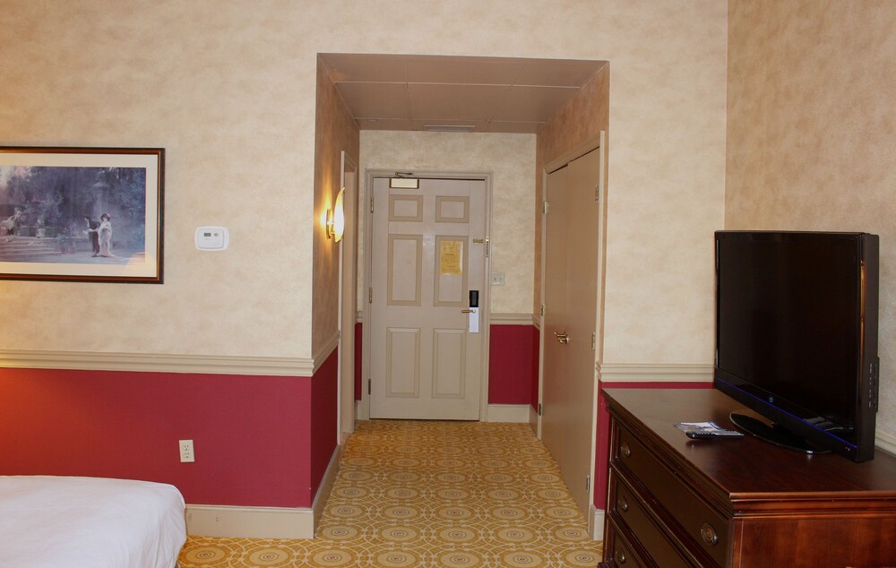 Roberts Riverwalk Urban Resort Hotel - photo 13