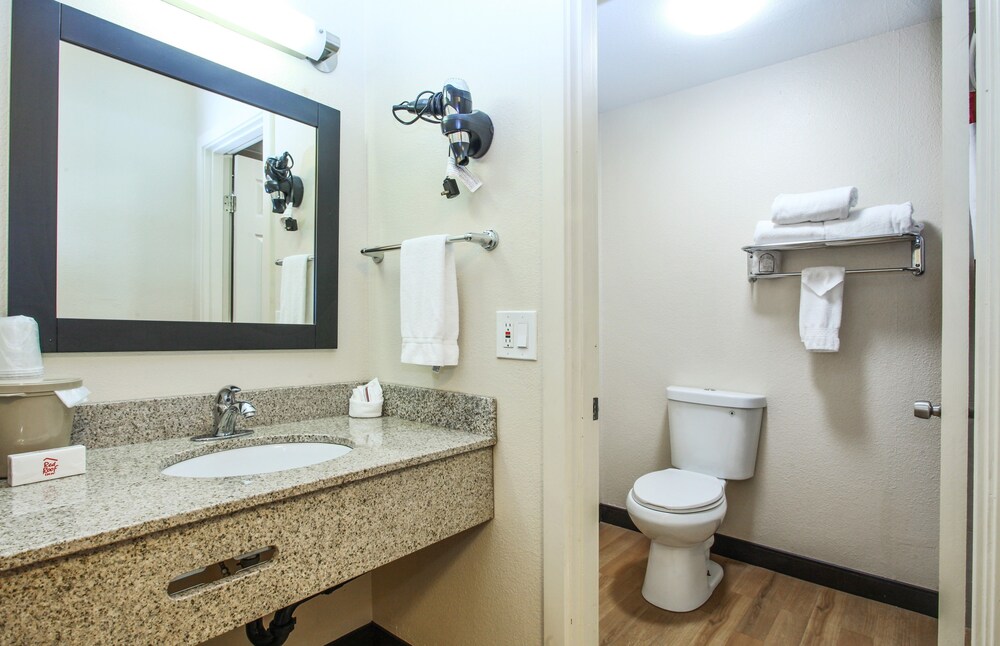 Evergreen Inn & Suites Portland - photo 16