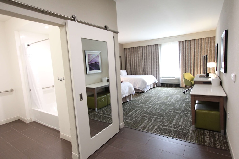 Hampton Inn & Suites Dallas Market Center - photo 34