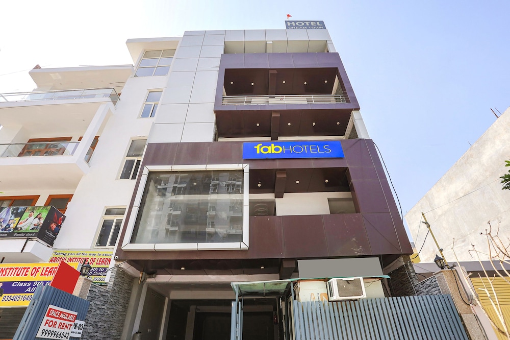 Fabexpress Dream Town Noida - last minute hotel in Noida