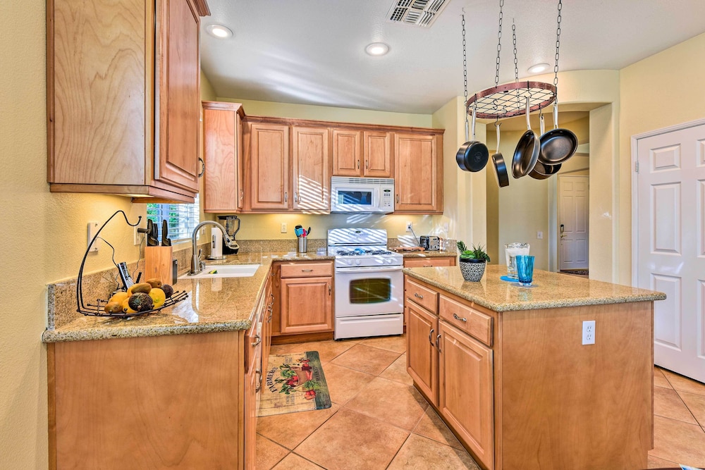 Indian Palms Resort Home w Yard & Community Perks - photo 3