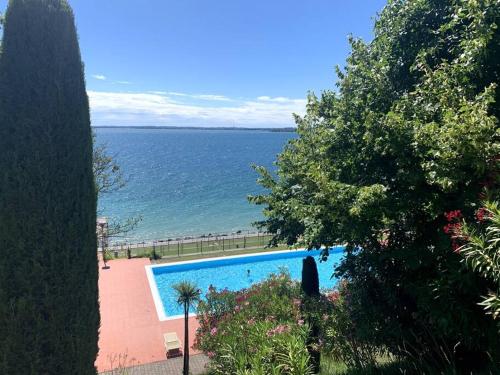 Lake view apartment — 4-Star Luxury Hotel in Padenghe Sul Garda, Italy