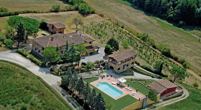 La Gufaia holiday houses with pool near Florence — 4-Star Luxury Hotel in Carmignano, Italy