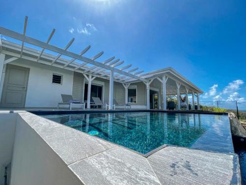 JADE Villa Créole de Standing et de charme vue mer proche des plages & piscine privée haut de gamme — 4-Star Luxury Hotel in Saint-Francois, Guadeloupe