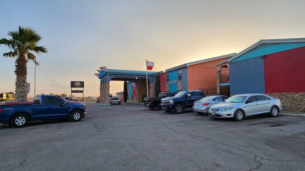 B&J Hotel and Apartment - photo 45