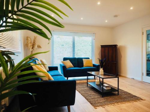 Spacious 3 bedroom Home w Parking in Farnborough — 5-Star Luxury Hotel in Farnborough, United Kingdom