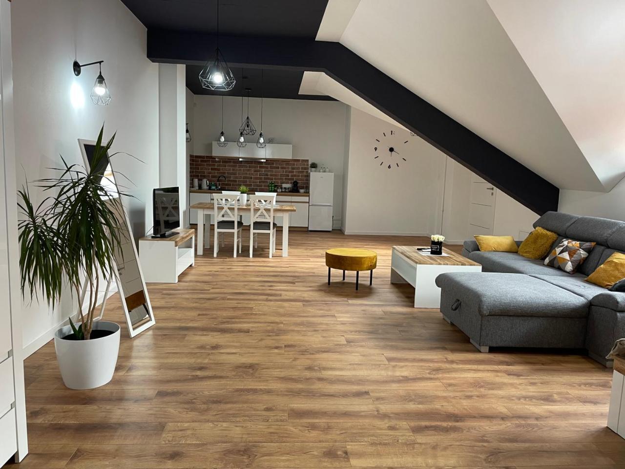 Apartament Rynek 13 Z Parkingiem Centrum Bochni — 4-Star Luxury Hotel in Bochnia, Poland