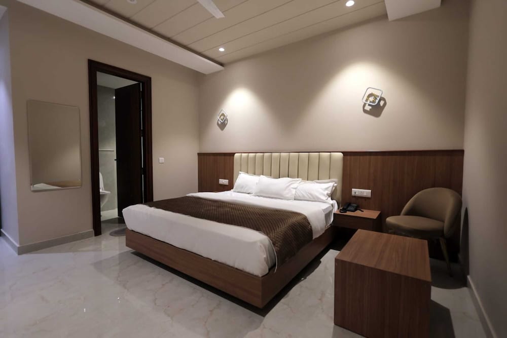 Pari Ac Restaurant & Hotel — hotel in Moradabad