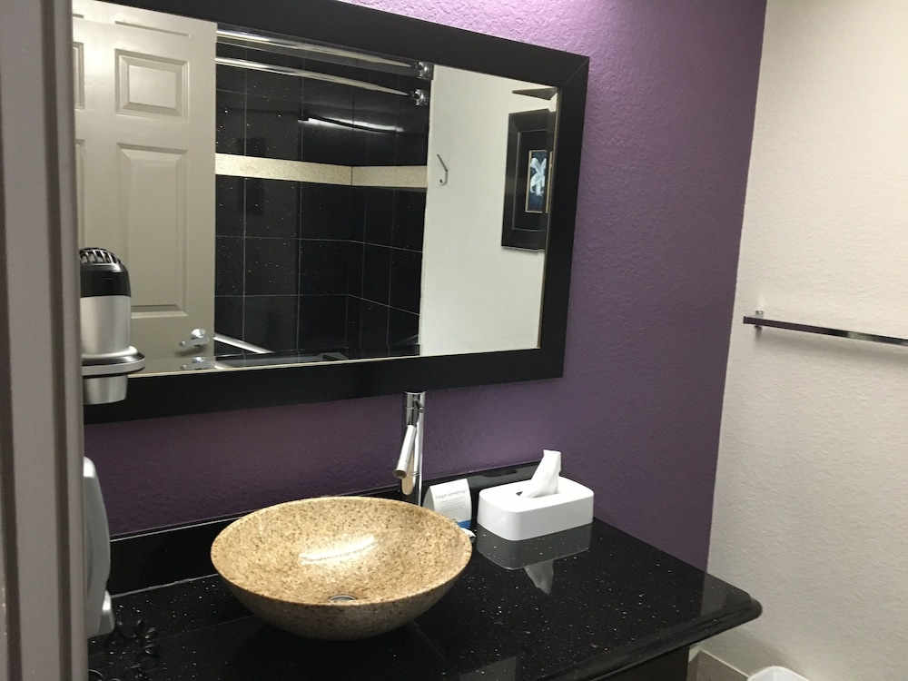 Days Inn & Suites by Wyndham Bonita Springs North Naples - photo 13