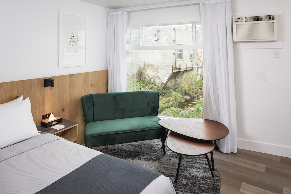 The Lumberjack Hotel - photo 20