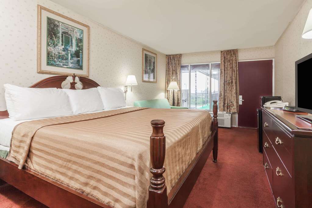 Travelodge by Wyndham Seymour - photo 4