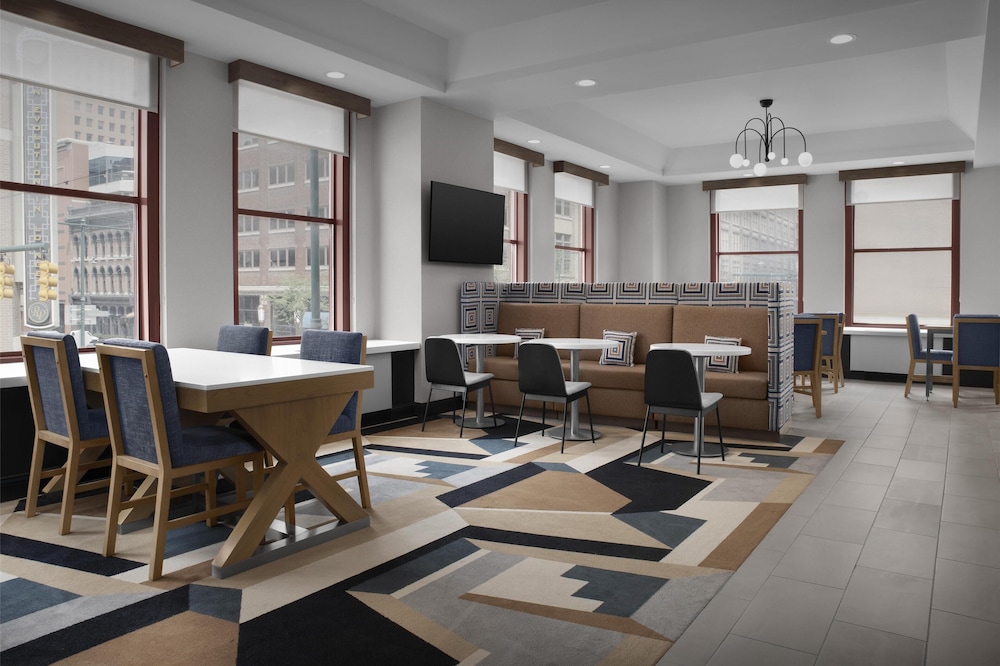 Hampton Inn Indianapolis Downtown Across from Circle Centre - photo 35