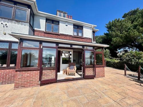 Your Lake side Retreat Sleeps 10 12 Nr Park & Sea in Poole, United Kingdom