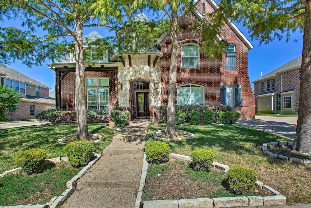 Private Pool & Hot Tub: Spacious Murphy Getaway in Plano, United States