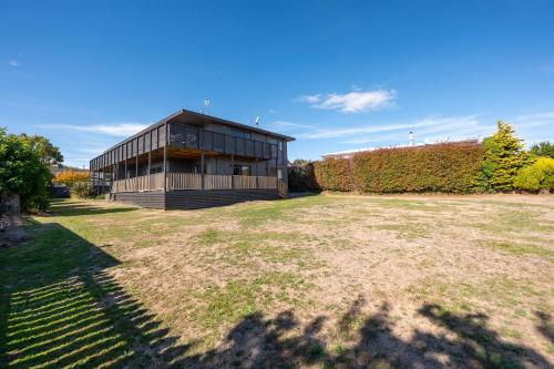 Poppy's Bach Lake Taupo Holiday Home — 4-Star Luxury Hotel in Taupo, New Zealand
