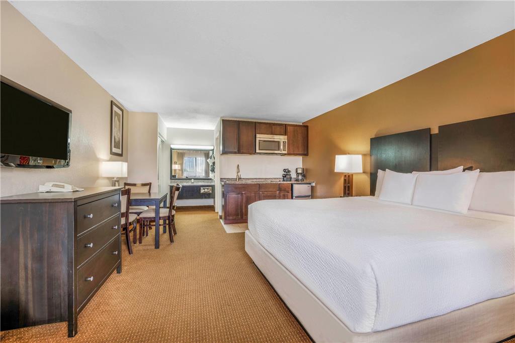 Baymont by Wyndham Cortez - photo 42